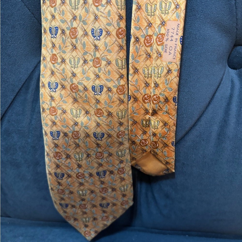 Beautiful yellow butterfly Hermes silk tie excellent vintage condition